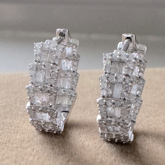 In & Out Hoop Earrings 18k Natural Diamond - Picture 5 of 6